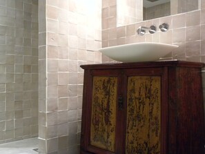 Articles de toilette (gratuits), séchoir à cheveux, serviettes fournies