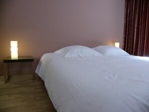 2 chambres, bureau, chambres insonorisées, fer et planche à repasser