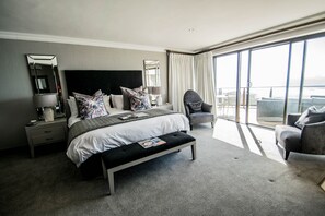 8 chambres, coffres-forts dans les chambres, fer et planche à repasser