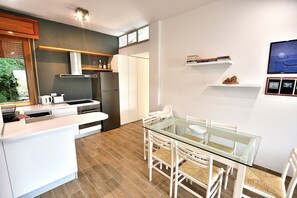 Fridge, oven, dishwasher, coffee/tea maker