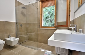 Ducha, secador de pelo, bidet, toallas