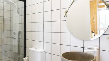 Secador de pelo, toallas, jabón y champú