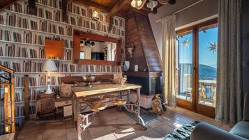 Smart TV, fireplace, stereo