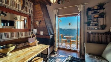 TV connectée, cheminée, chaîne hi-fi