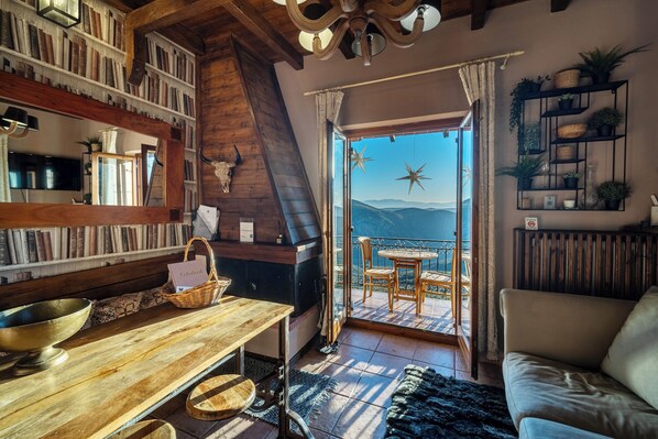 Smart TV, fireplace, stereo