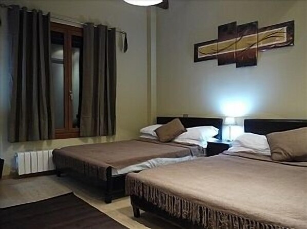 4 bedrooms, iron/ironing board, WiFi, bed sheets
