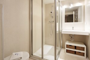 Douche, séchoir à cheveux, serviettes fournies