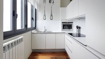 Een koelkast, een magnetron, een oven, een vaatwasser