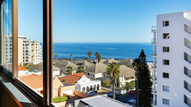 Una zona residencial costera con vista al océano.