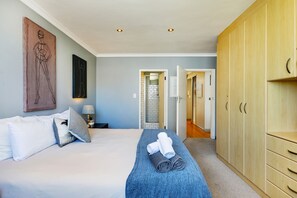 2 bedrooms, iron/ironing board, free WiFi, bed sheets - Backup-Powered Perfect Bantry Bay Sea Views, Fantastic Sea Point location (Sea Point)