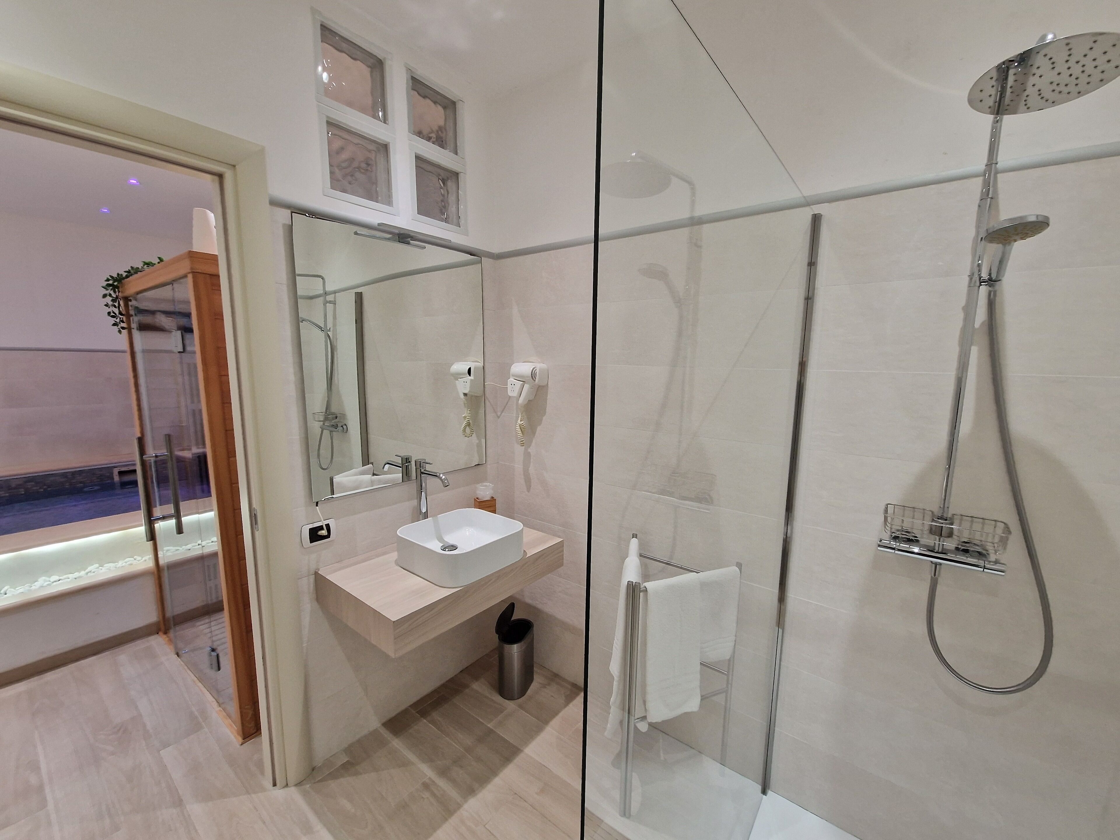 Douche, baignoire à jets, sèche-cheveux, bidet