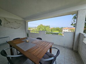 Outdoor dining - Apartment Buza with Balcony (Malinska)