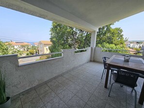 Outdoor dining - Apartment Buza with Balcony (Malinska)