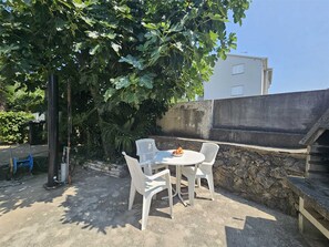 Outdoor dining - Apartment Buza with Balcony (Malinska)