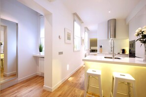 ثلاجة، ميكروويف، فرن، غسالة أطباق