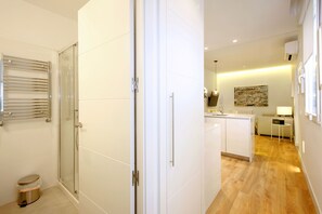 Shower, hair dryer, towels, soap - Opera Suite (Madrid)