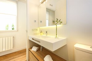 Shower, hair dryer, towels, soap - Opera Suite (Madrid)