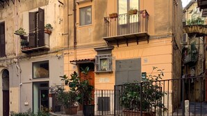 A stone-paved street with a stone wall and metal railing. - La mia struttura (Palermo,)