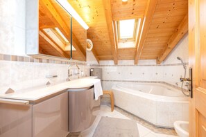 Badekar, hårføner, bidé og håndklær