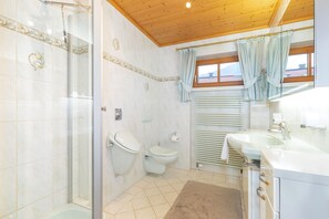 Badekar, hårføner, bidé og håndklær