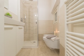 Douche, sèche-cheveux, bidet, serviettes fournies