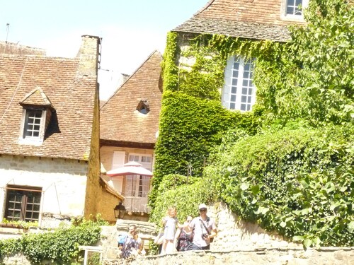 Matisse, delightful apartment in Sarlat. Ideal for couples. Free WiFi & parking