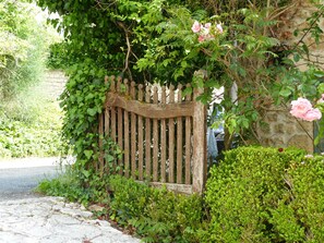 Property grounds - Matisse, delightful apartment in Sarlat. Ideal for couples. Free WiFi & parking (Sarlat-La-Canéda)
