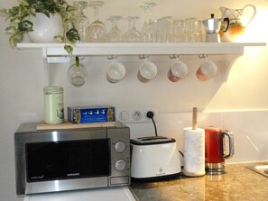 Fridge, microwave, oven, stovetop - Matisse, delightful apartment in Sarlat. Ideal for couples. Free WiFi & parking (Sarlat-La-Canéda)