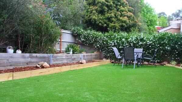 Outdoor dining - Church St - Conveniently Located in the Hart of Bright (Bright)