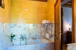 Ensemble douche/baignoire, sĂšche-cheveux, bidet, serviettes fournies