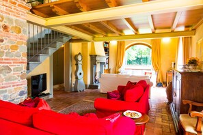 Smart-TV, Kamin, DVD-Player, Tischfußball