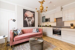 TV, offices - L-Spa Boutique Apartments - Chic hideaway studio apartment (Leamington Spa)