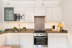 Fridge, microwave, oven, stovetop - L-Spa Boutique Apartments - Chic hideaway studio apartment (Leamington Spa)
