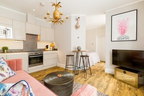 TV, offices - L-Spa Boutique Apartments - Chic hideaway studio apartment (Leamington Spa)