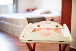 3 camere, una cassaforte in camera, una scrivania, ferro/asse da stiro