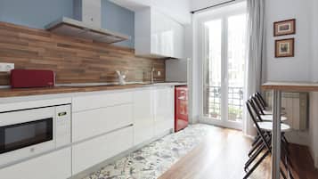 Frigorífico, microondas, horno y lavavajillas