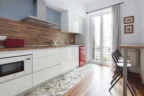 Fridge, microwave, oven, dishwasher