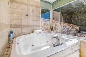 Combined shower/tub, jetted tub, towels