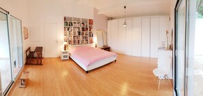 A bedroom with a bed, a bookshelf, a desk, and a chair. - Maison Darshan: Peace, nature and holidays. (Collobrières)