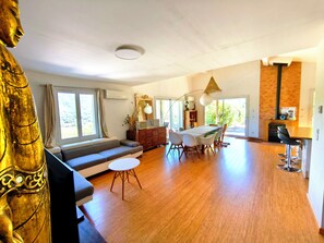 Peis, DVD-spiller og bøker