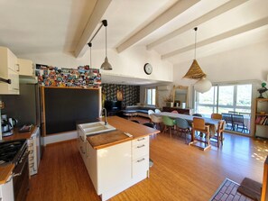 Fridge, microwave, oven, stovetop - Maison Darshan: Peace, nature and holidays. (Collobrières)