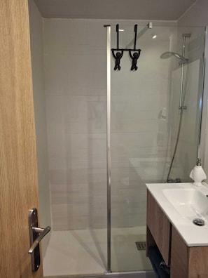 Baignoire, sèche-cheveux, bidet, serviettes fournies