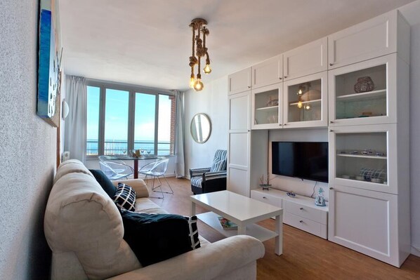 TV, books - CANDELA 'S BEACH & PORT- PANORAMIC COAST BARCELONA (El Masnou)