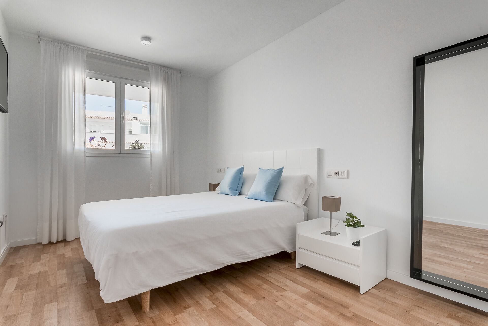 2 slaapkamers, een strijkplank/strijkijzer, reisbedje, gratis wifi