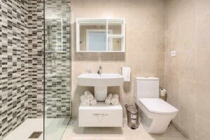 تجهيزات دش، مجففات شعر، مناشف، صابون