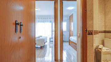 2 dormitorios, tabla de planchar con plancha, wifi gratis y ropa de cama