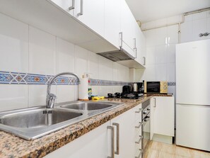 Kjøleskap, mikrobølgeovn, ovn og oppvaskmaskin