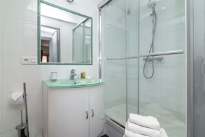 Dusche, Haartrockner, Bidet, Handtücher