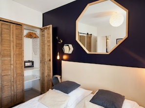 1 slaapkamer, een strijkplank/strijkijzer, wifi, beddengoed
