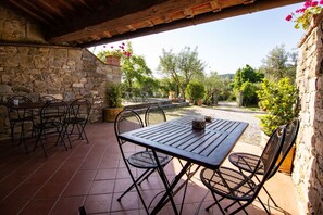 Mesa, Planta, Propiedad, Mueble, Cielo, Mesa Al Aire Libre, Naturaleza, Madera, Edificio, Silla